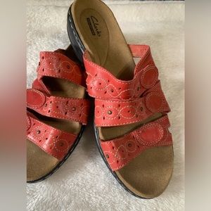 Woman’s size 9 1/2 medium Clarks collection slip on sandals Velcro closure R
